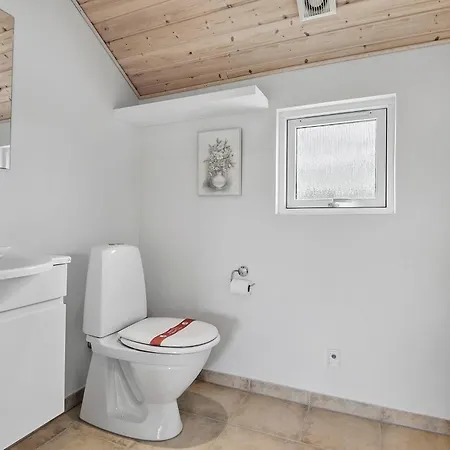 Awesome In With 4 Bedrooms And Wifi Holiday home Stege